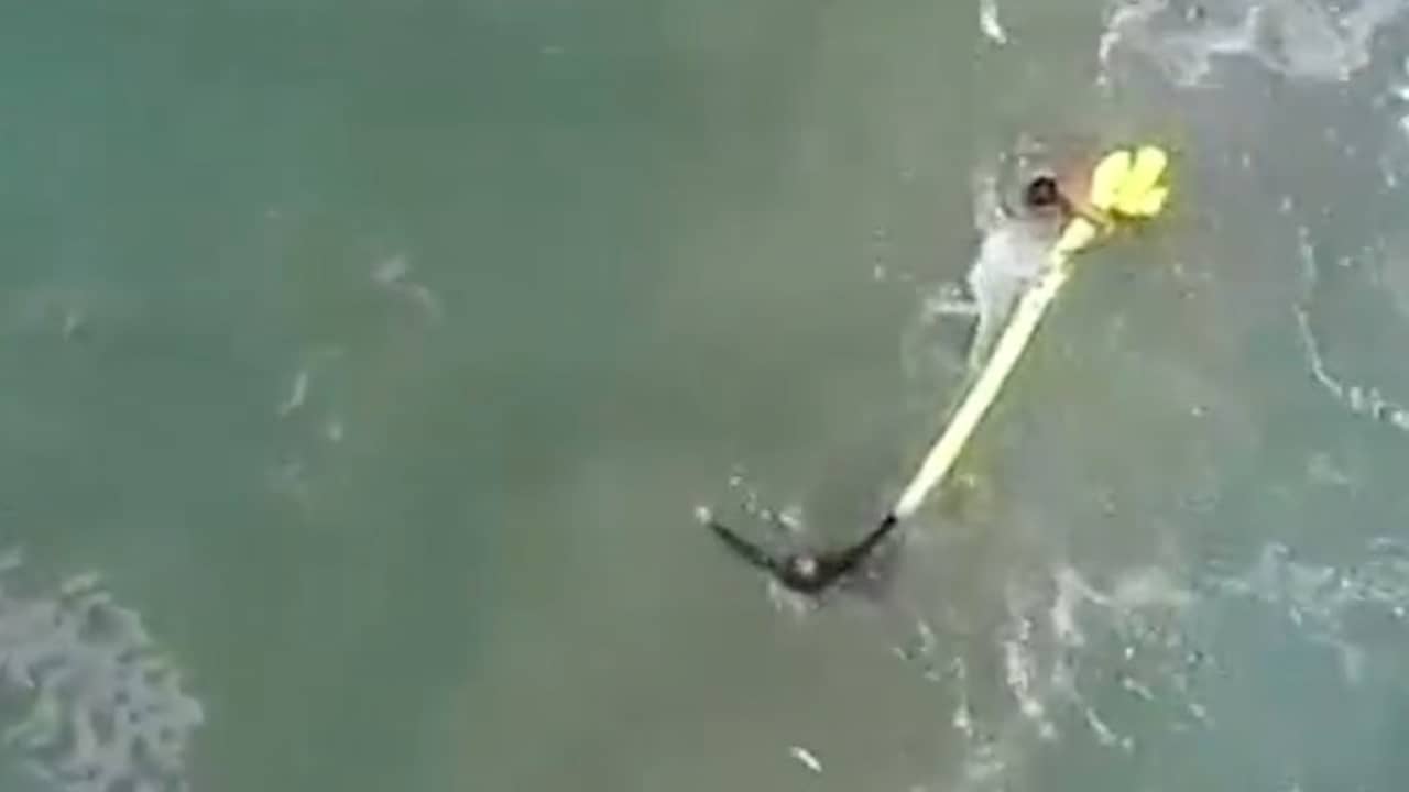 Beeld uit video: Wereldprimeur: Drone redt twee drenkelingen Australië
