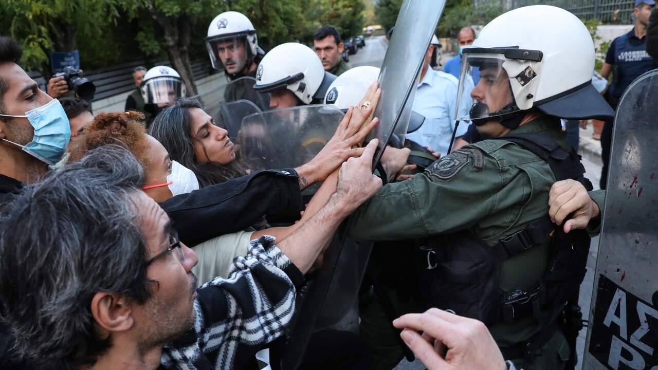 Beeld uit video: Demonstranten botsen met politie voor Iraanse ambassade in Athene