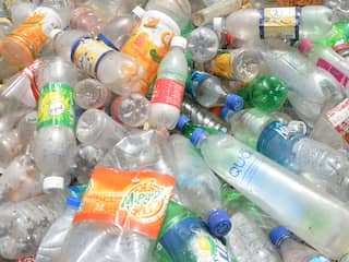 Akkoord bereikt over aanpak kleine plastic flesjes in zwerfafval