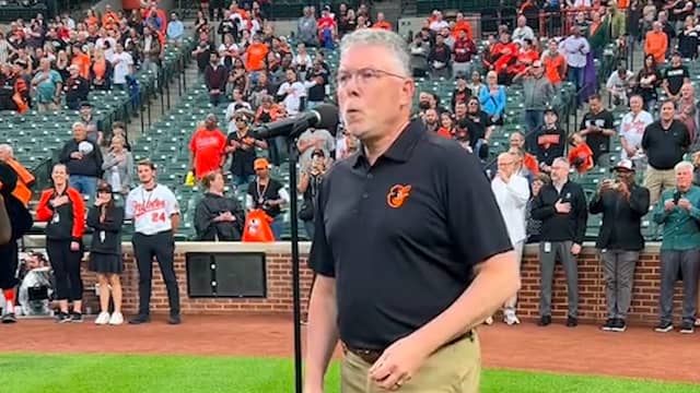 Amerikaan fluit volkslied voor honkbalwedstrijd