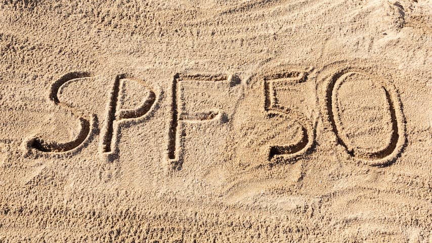 factor vijftig in het zand geschreven