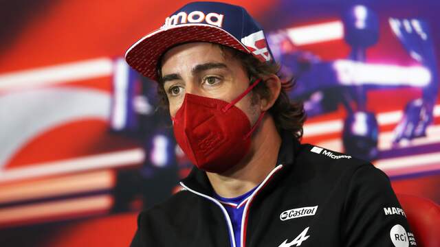 Fernando Alonso donderdag tijdens de persconferentie in Istanboel.