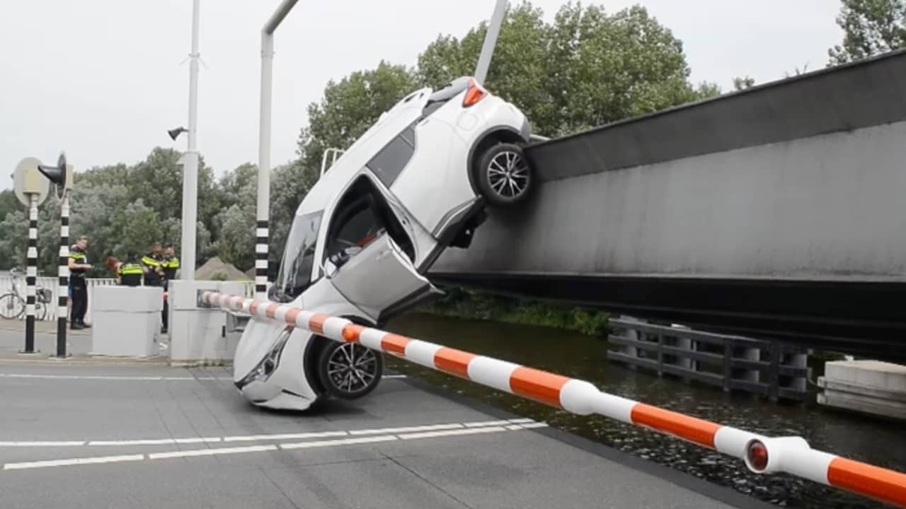 Beeld uit video: Automobiliste rijdt van geopende Bosrandbrug bij Schiphol