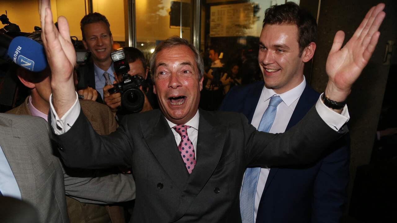 De eurosceptische Britse politicus Nigel Farage viert feest na het horen van de uitslag van het Brexit-referendum. (Foto: ANP)