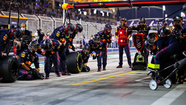 Het stoplicht boven de pitstopplek staat nog op rood.