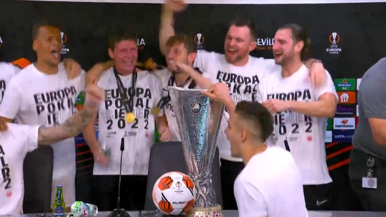 Beeld uit video: Frankfurt-spelers onderbreken persconferentie om EL-winst te vieren
