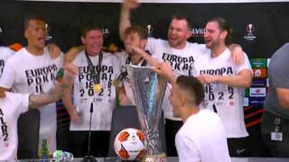 Frankfurt-spelers onderbreken persconferentie om EL-winst te vieren