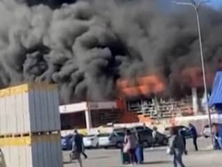 Beveiligingscamera filmt bombardement op bouwmarkt in Oekraïne