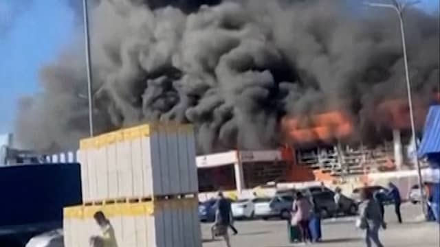 Beveiligingscamera filmt bombardement op bouwmarkt in Oekraïne