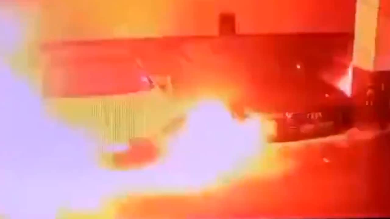 Beeld uit video: Tesla in Chinese parkeergarage vliegt spontaan in brand