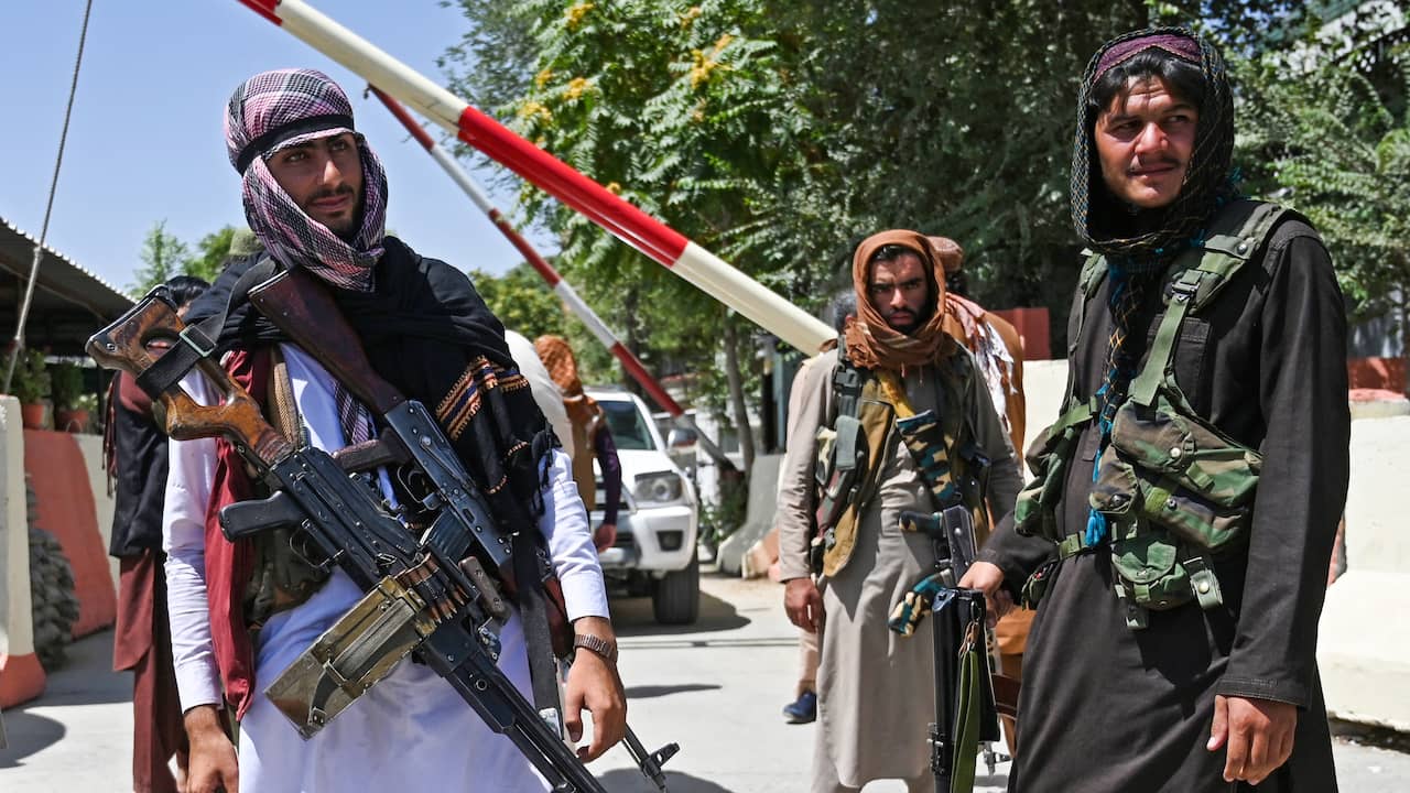 Taliban-strijders houden de wacht bij een plein in Kaboel.