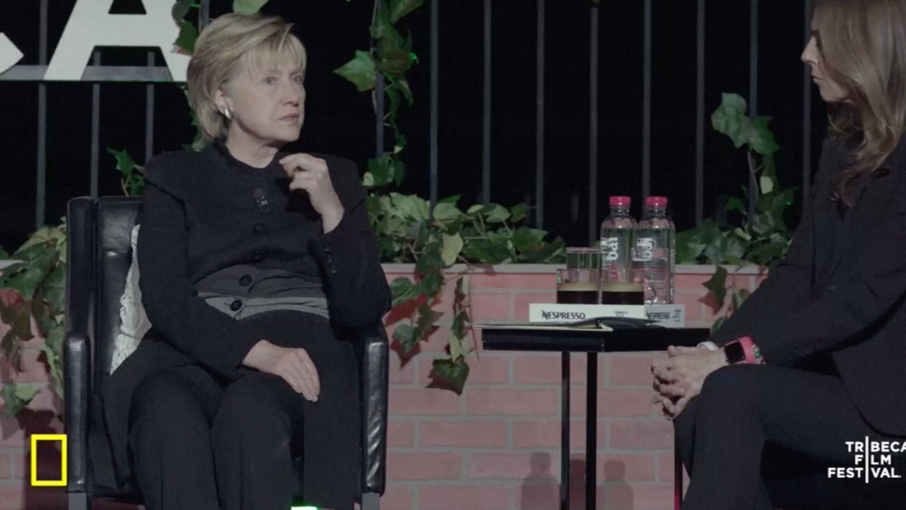 Beeld uit video: Hillary Clinton bezoekt onverwacht paneldiscussie