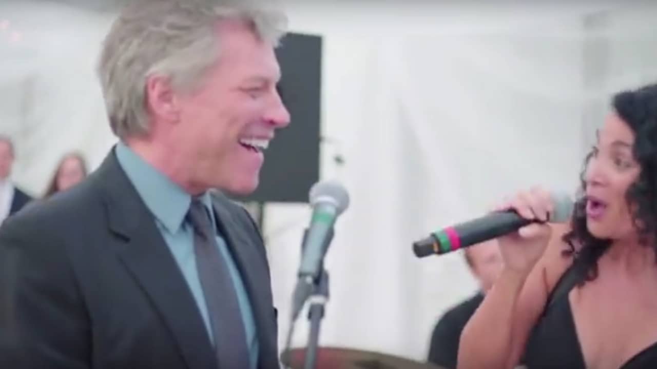Beeld uit video: Jon Bon Jovi zingt Livin' on a Prayer mee met band op bruiloft