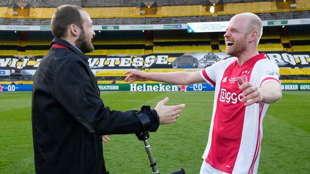 Davy Klaasen knuffelt de geblesseerde Daley Blind na het veroveren van de KNVB-beker met Ajax.
