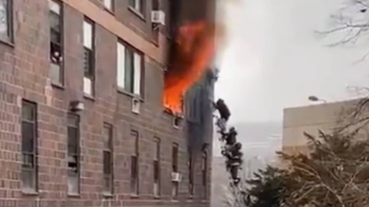 Beeld uit video: Negen kinderen komen om bij brand in flatgebouw New York