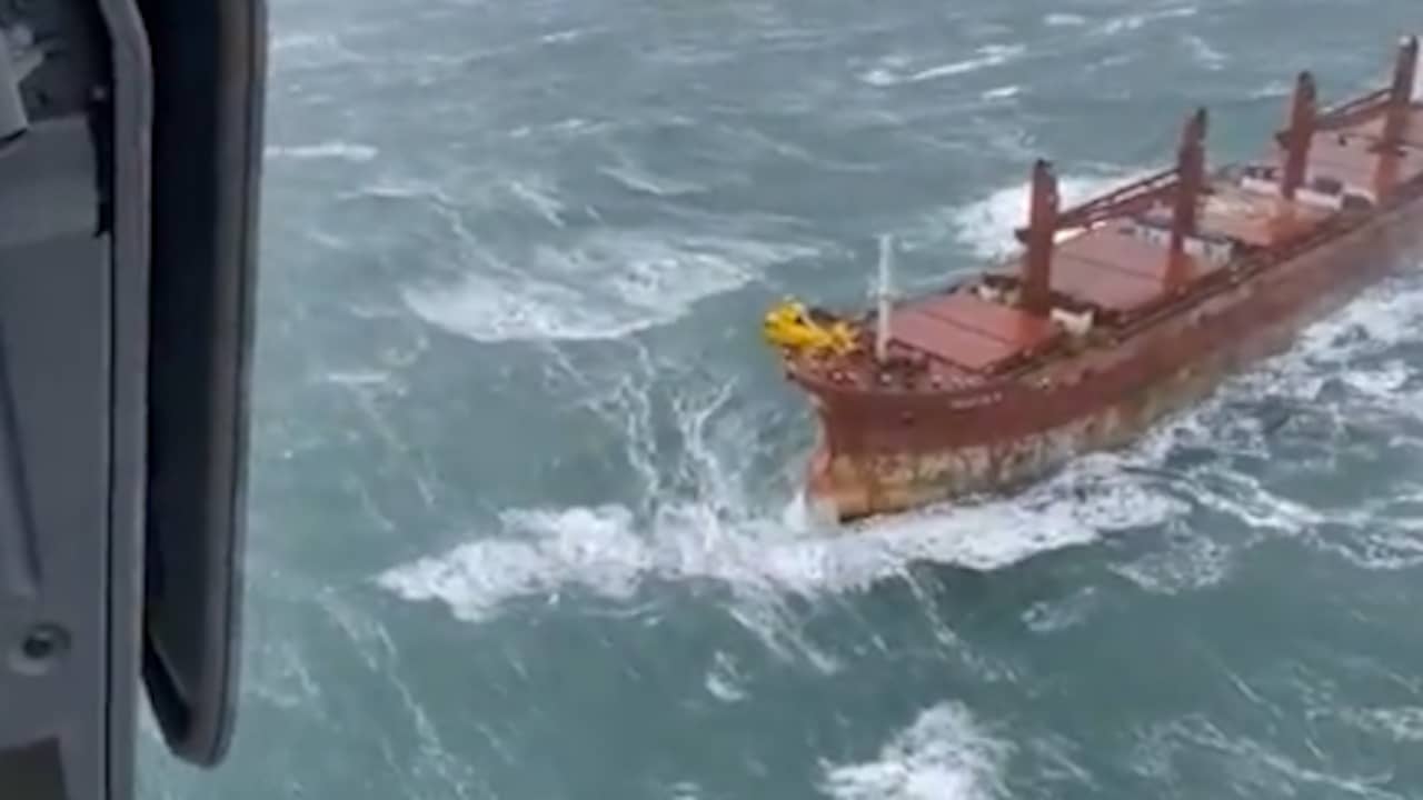 Beeld uit video: Helikopters filmen reddingsoperatie stuurloos schip op Noordzee