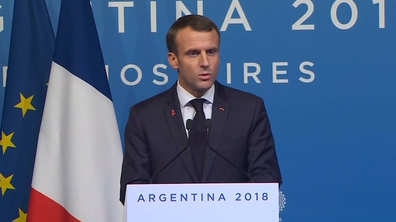 Beeld uit video: Macron reageert op rellen Parijs: 'geweld zal ik nooit accepteren'