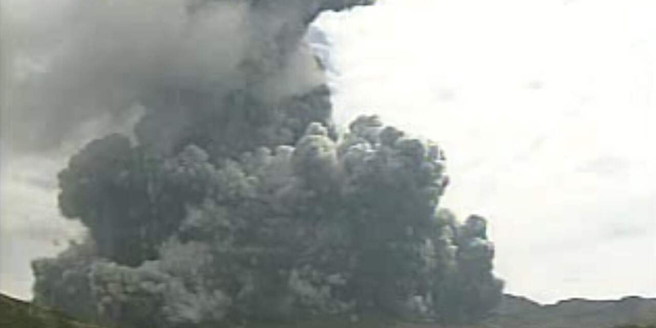 Grootste actieve vulkaan Japan barst uit