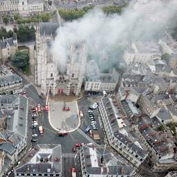 Man die brand stichtte in kathedraal in Nantes moet vier jaar de cel in