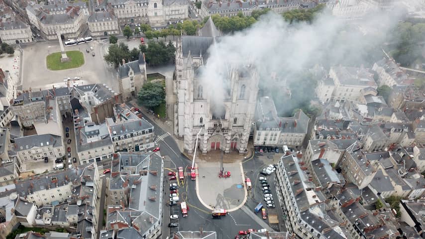 Man die brand stichtte in kathedraal in Nantes moet vier jaar de cel in