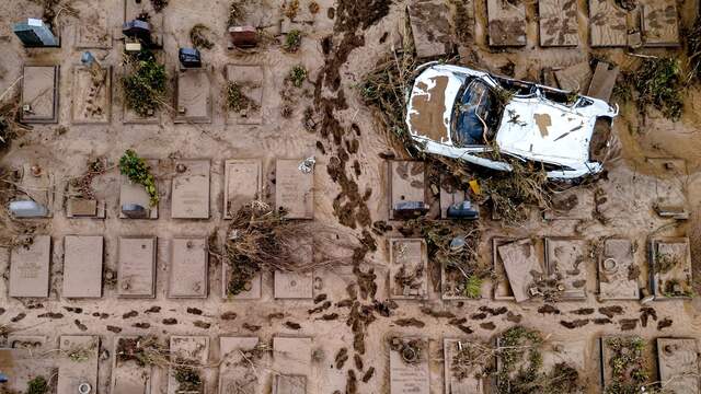Een auto is door de overstromingen op een begraafplaats beland in de Duitse gemeente Bad Neuenahr-Ahrweiler in het westen van Duitsland.