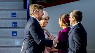 Koninklijk paar arriveert in Stockholm voor staatsbezoek aan Zweden