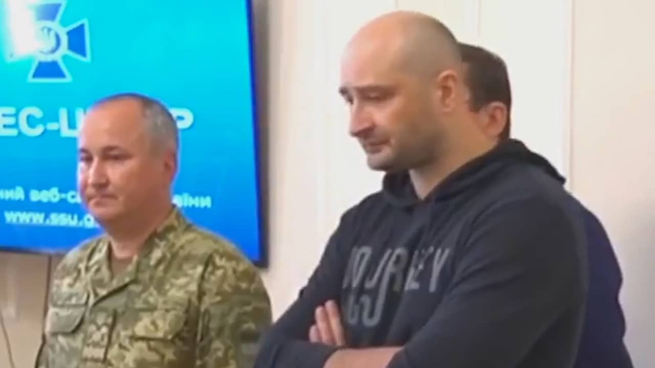 Beeld uit video: 'Vermoorde' Russische journalist verschijnt op persconferentie
