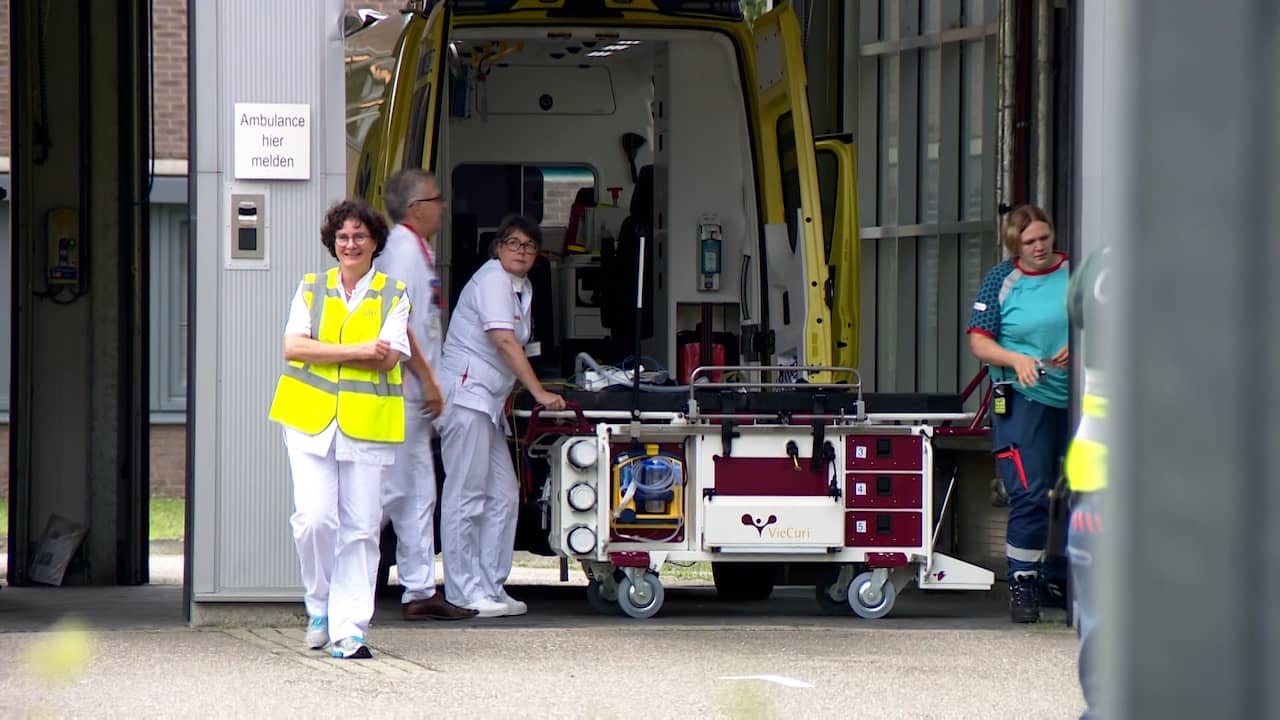 Beeld uit video: Personeel haalt ziekenhuis in Venlo leeg vanwege overstromingsgevaar