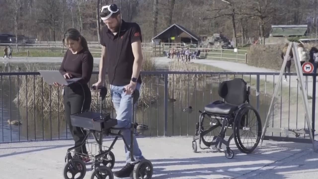 Beeld uit video: Dwarslaesie-patiënt kan weer lopen dankzij bluetooth en AI