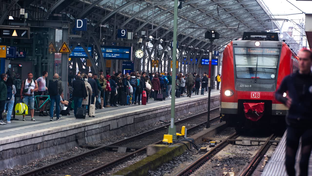 Viaggi illimitati economici con i mezzi pubblici non stanno ancora soffiando nei Paesi Bassi |  All’estero