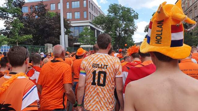 Sommige Oranjefans dragen aanvoerdersbanden met de regenboogkleuren.