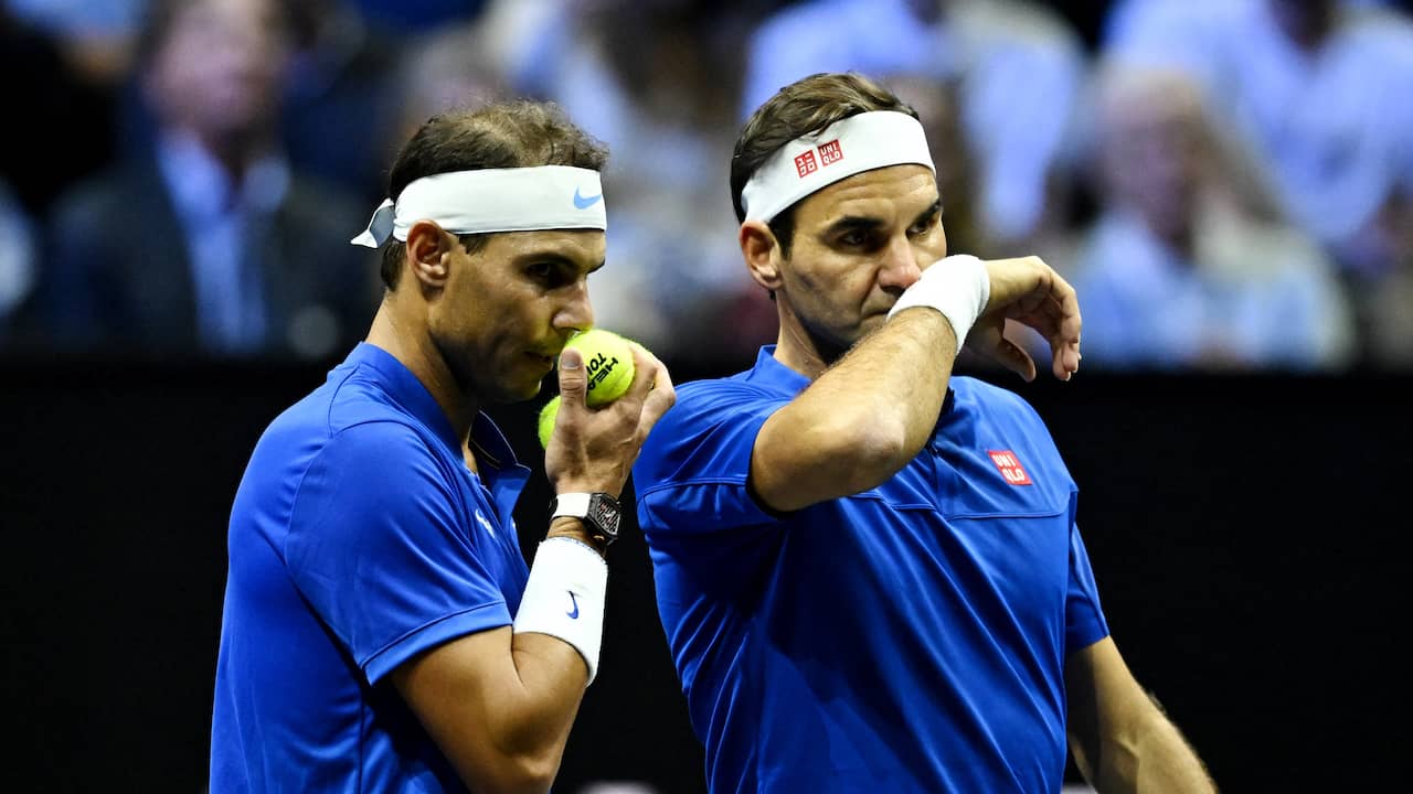 Nadal en Federer bespreken de strategie.