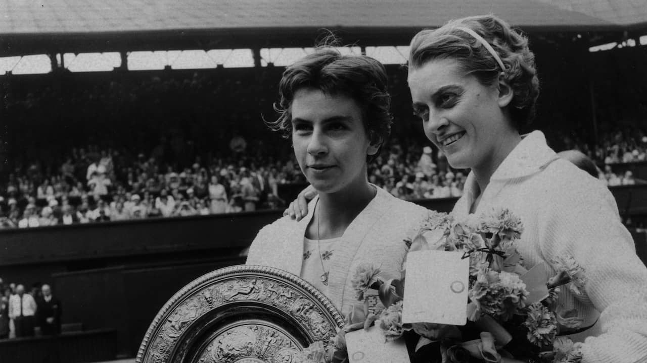 La sudafricana Sandra Reynolds (a destra) nel 1960 dopo aver perso contro Maria Bueno nella finale di Wimbledon.