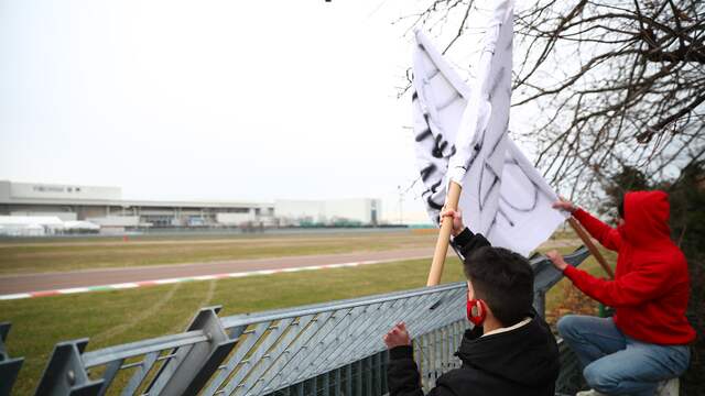 Hoewel het circuit voor publiek niet toegankelijk was, probeerde een aantal Ferrari-fans toch een glimp van Sainz op te vangen.
