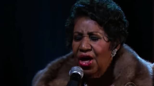 Aretha Franklin zingt (You Make Me Feel Like a) Natural Woman in 2015