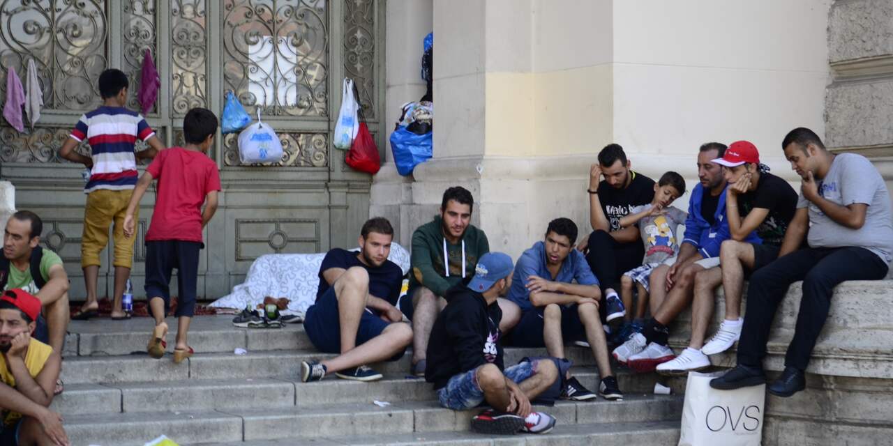 Vluchtelingen Boedapest toegelaten tot station