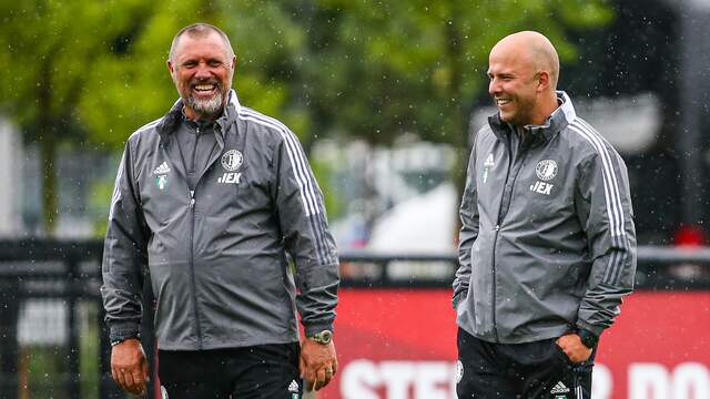 Arne Slot stond voor het eerst op het veld als Feyenoord-coach.