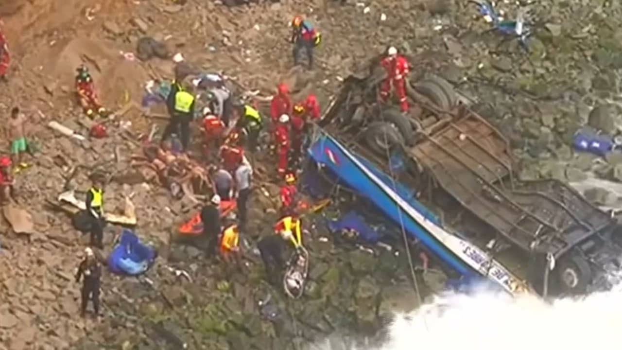 Beeld uit video: Reddingswerkers zoeken overlevenden na groot busongeluk Peru