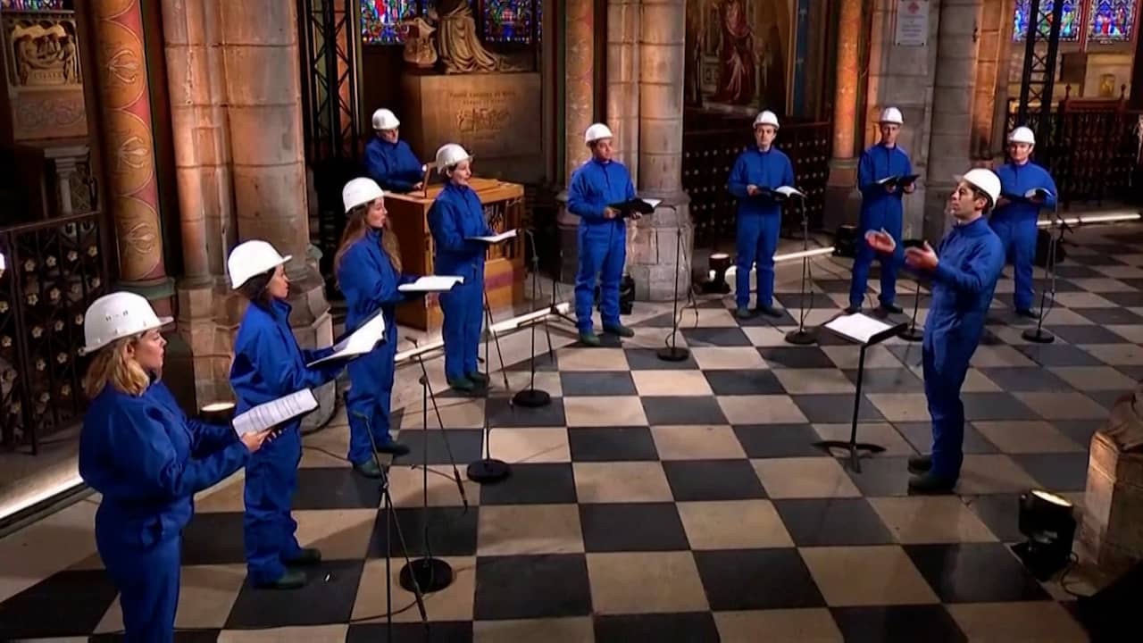Beeld uit video: Koorzangers luiden kerst in met helmen op in Notre-Dame in Parijs