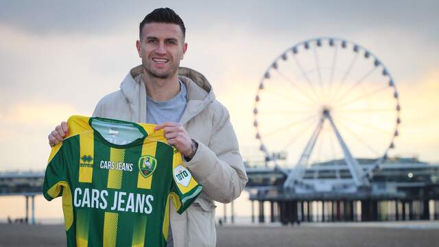 Dinsdag mocht Daryl Janmaat al poseren met het shirt van ADO Den Haag.