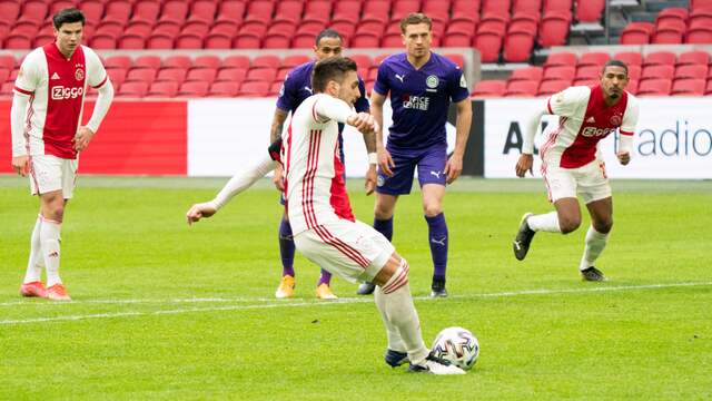 Ajax nam pas in de tweede helft afstand van FC Groningen.