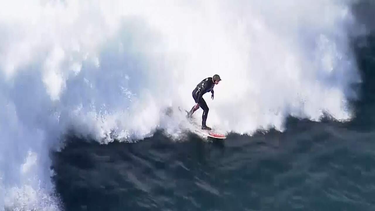 Beeld uit video: Surfers trotseren hoge golven bij Sydney's Coogee Beach