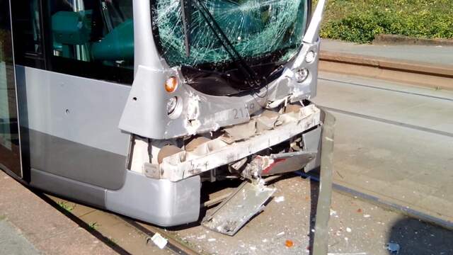 Negen gewonden bij kop-staartbotsing tussen twee trams in Rotterdam. Negen gewonden bij kop-staartbotsing tussen twee trams in Rotterdam.