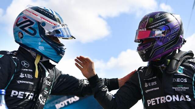 Valtteri Bottas neemt de feliciataties van teamgenoot Lewis Hamilton in ontvangst.