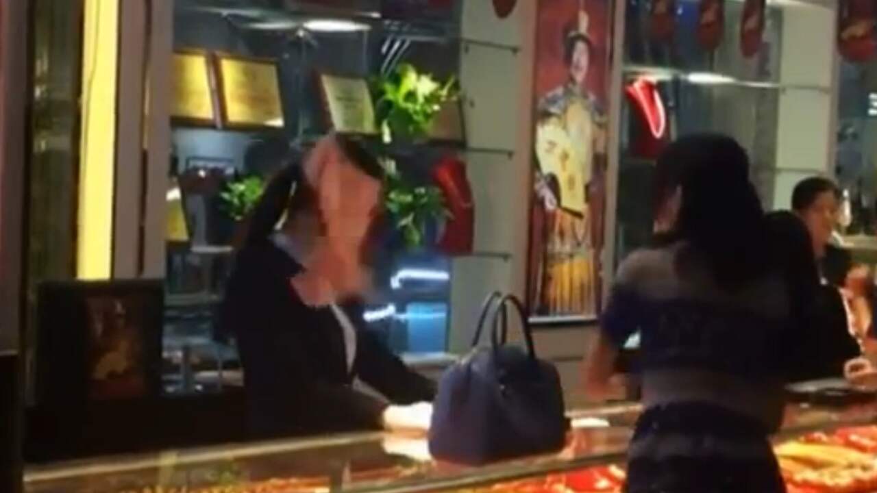Vrouw gooit geld naar hoofd van juwelier