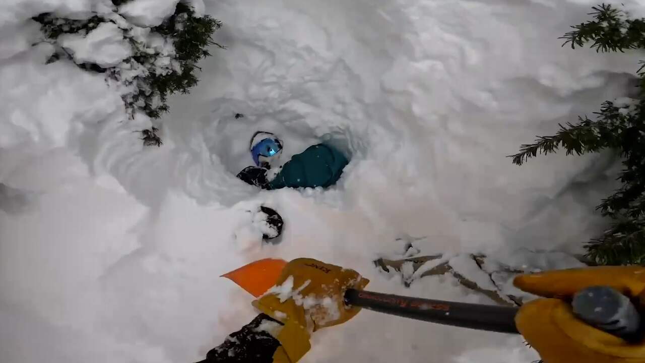 Beeld uit video: Amerikaanse skiër graaft onder sneeuw bedolven snowboarder uit