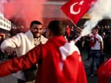 Aanhangers Erdogan vieren feest in grote Nederlandse steden