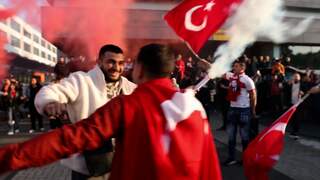 Aanhangers Erdogan vieren feest in grote Nederlandse steden