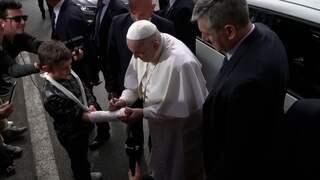 Paus signeert gips van kind na ontslag uit ziekenhuis in Rome