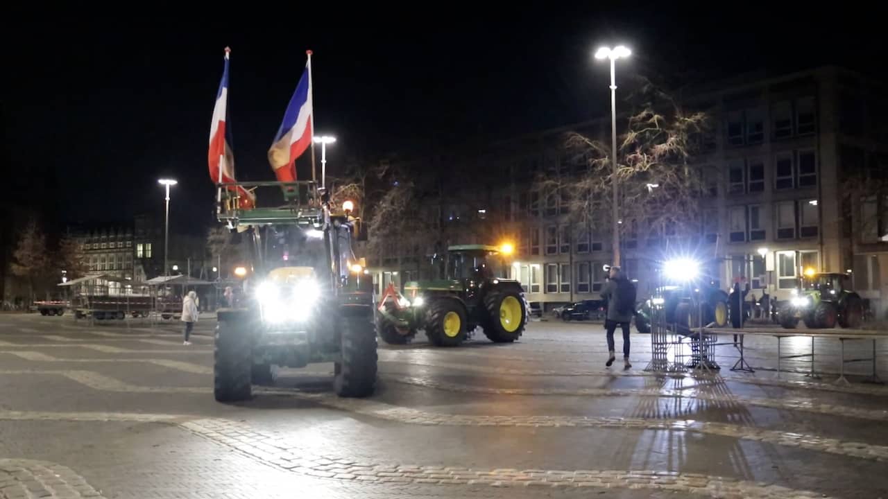 Afbeelding uit video: Toeterende tractoren arriveren in Arnhem voor actie